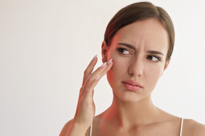 Hãy tránh sử dụng các thành phần có thể gây bít tắc, kích ứng hoặc làm mất cân bằng tuyến bã nhờn