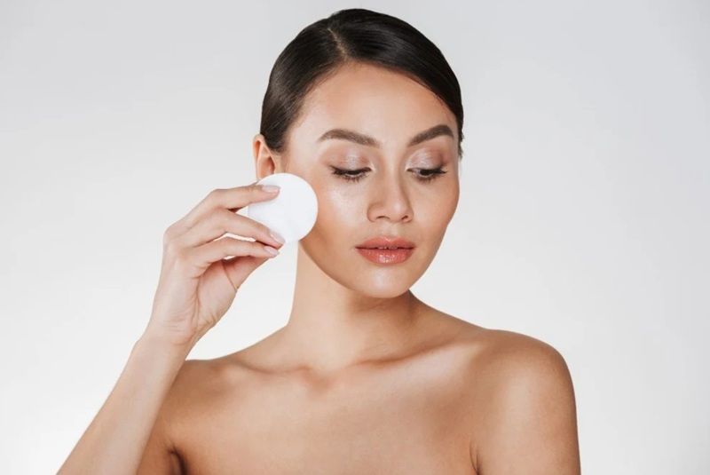 Bước tẩy trang là khâu quan trọng trong chu trình chăm sóc da dầu