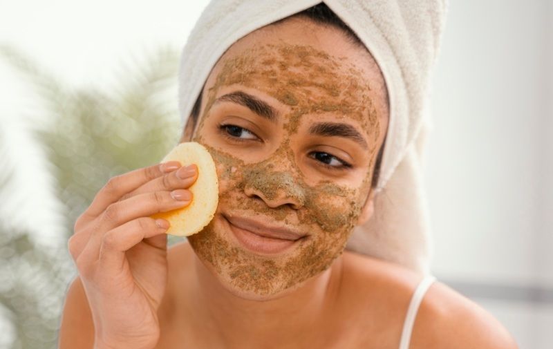 Với da dầu, việc tẩy tế bào chết định kỳ là bước không thể thiếu