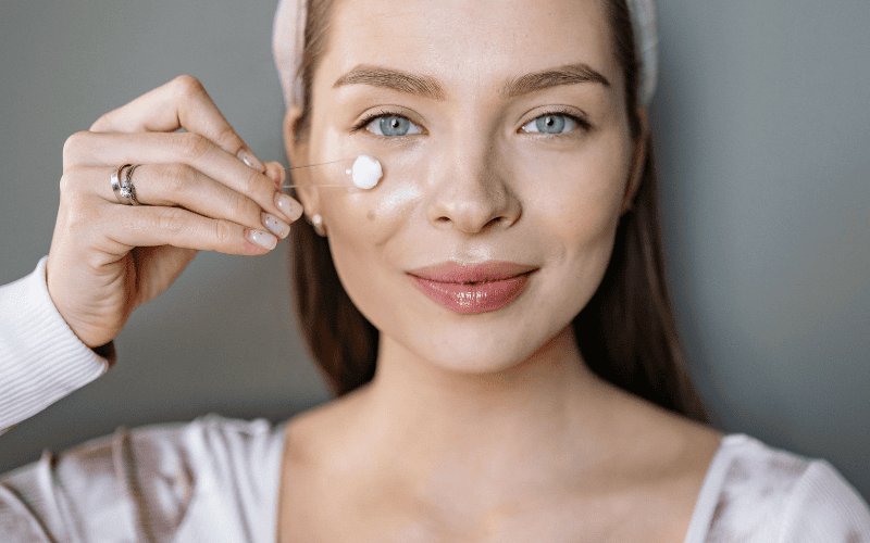 Việc dưỡng ẩm đúng sẽ giúp da cân bằng lại lượng dầu và nước