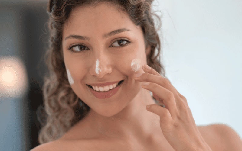 Chống nắng là bước không thể thiếu trong cách chăm sóc da mặt mỏng