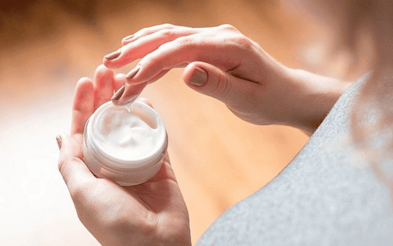 Nguyên nhân phổ biến khiến da mặt bị mỏng là lạm dụng các sản phẩm chứa thành phần gây bào mòn da hoặc không rõ nguồn gốc