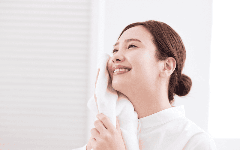 Làm sạch là bước cần thiết nhưng nếu thực hiện không đúng cách có thể khiến da càng mỏng và nhạy cảm hơn