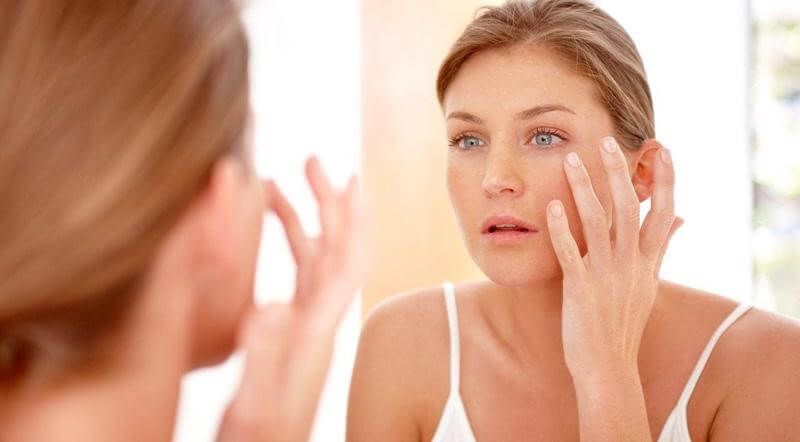 Tẩy trang hoặc rửa mặt không kỹ dễ gây tích tụ cặn bẩn – là điều kiện để da bị viêm nhiễm, kích ứng.