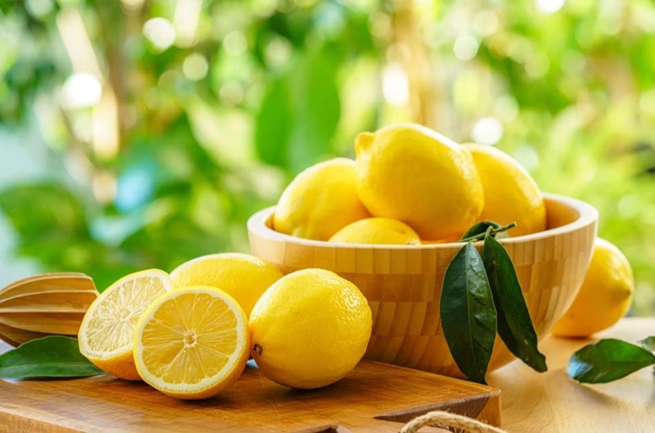 Vitamin C và Acid Citric trong chanh sở hữu khả năng tẩy trắng tự nhiên