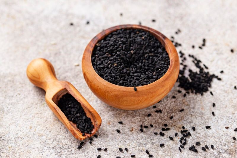 Mặt nạ mè đen tập trung khai thác tối đa những dưỡng chất quý giá từ mè đen, nuôi dưỡng làn da khỏe mạnh từ sâu bên trong