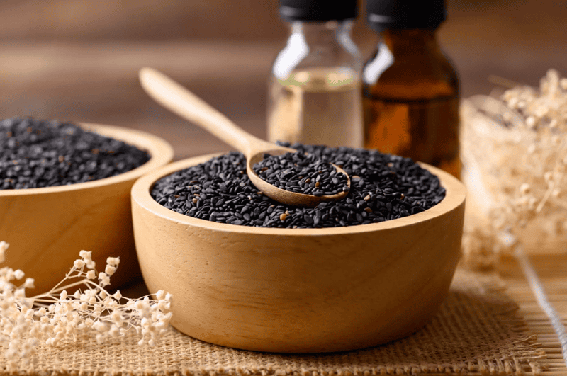 Đối với những làn da khô, thiếu ẩm trầm trọng, mặt nạ mè đen kết hợp cùng dầu dừa hoặc dầu oliu là một giải pháp hữu hiệu
