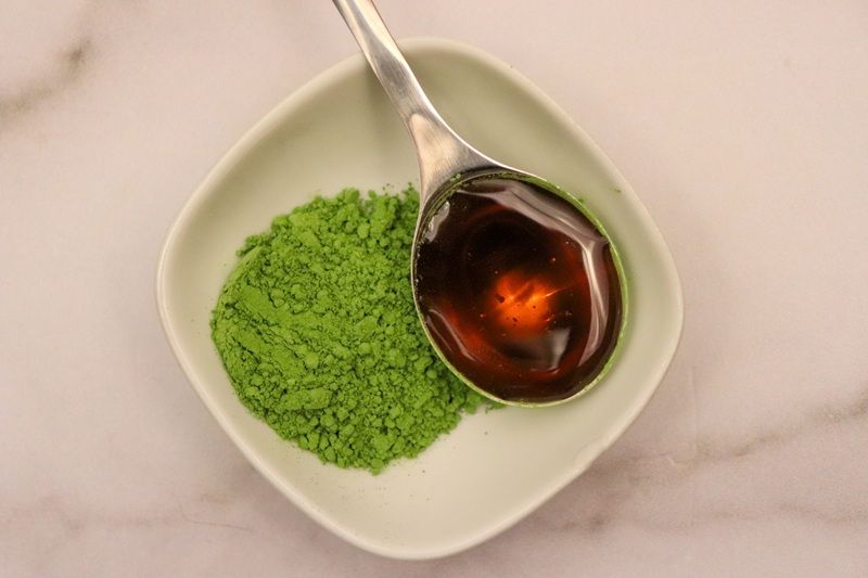 Trà xanh có thể kết hợp với mật ong, sữa chua hoặc nha đam để tăng khả năng dưỡng ẩm, làm dịu và hỗ trợ phục hồi làn da