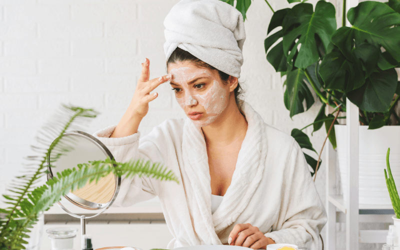 Trong hầu hết chu trình chăm sóc da, mặt nạ nên được sử dụng trước khi thoa serum
