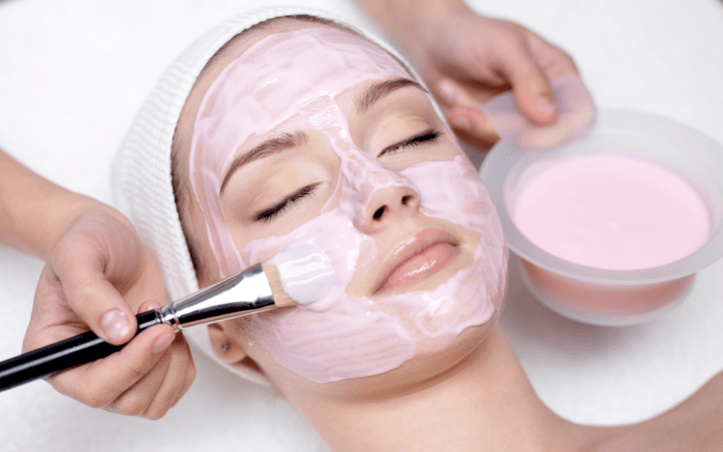 Thời gian giữa đắp mặt nạ và bôi serum từ 3 đến 5 phút với mặt nạ giấy