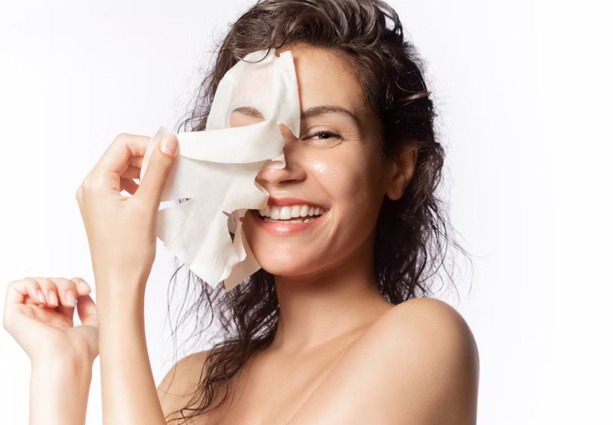 Có hai luồng quan điểm phổ biến với việc rửa mặt sau khi đắp mặt nạ