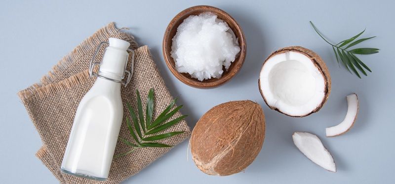 Thành phần chủ yếu trong dầu dừa là các axit béo chuỗi trung bình, bao gồm Lauric acid (C12), Capric acid (C10) và Caprylic acid (C8).