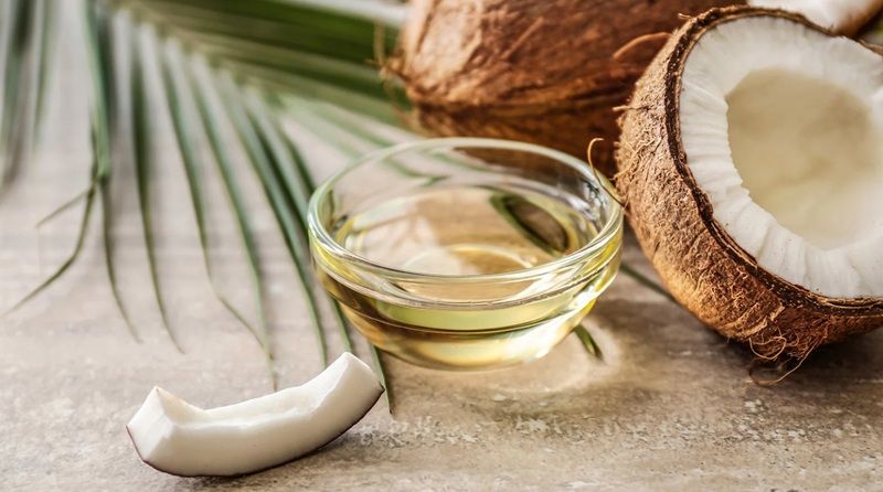 Dầu dừa không thể "trị" hoặc đảo ngược màu của những sợi tóc đã bạc