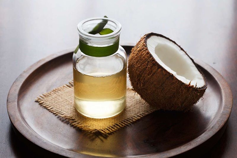 Dầu dừa nguyên chất là nguyên liệu có thể ăn được, hoàn toàn an toàn khi sử dụng trên môi
