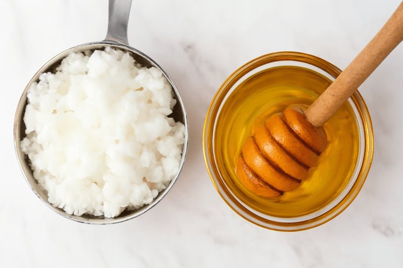 Dầu dừa và mật ong vừa tăng cường độ ẩm, vừa tạo màng chắn ngăn môi mất nước