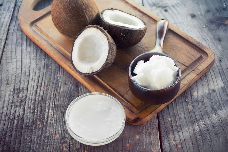 Tùy thuộc vào mục đích sử dụng của bạn, bạn có thể lau dầu dừa trên môi đi hoặc không