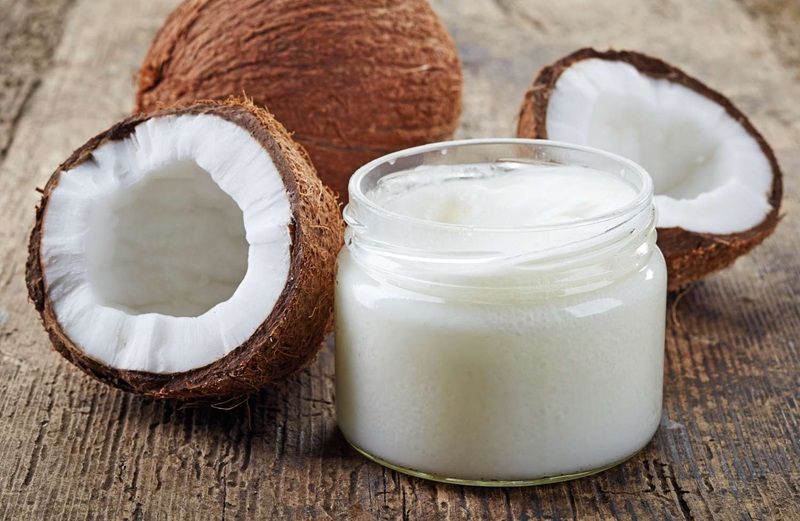 Dầu dừa khi vào mắt thường không gây nguy hiểm nghiêm trọng, nhưng sẽ gây khó chịu tạm thời