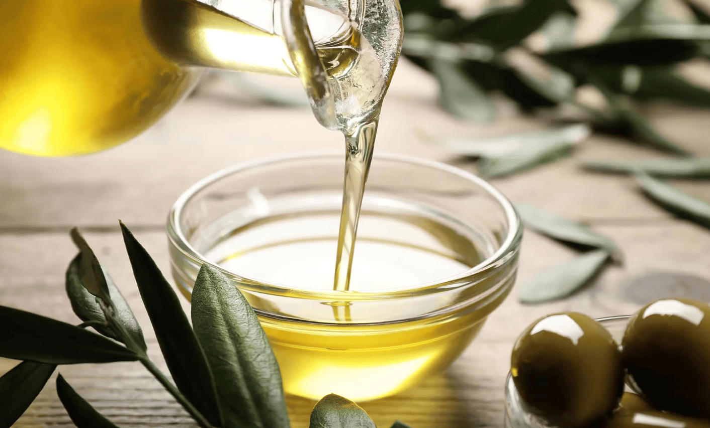 Dầu oliu được xem là “kho báu” tự nhiên cho làn da nhờ chứa nhiều dưỡng chất quý giá