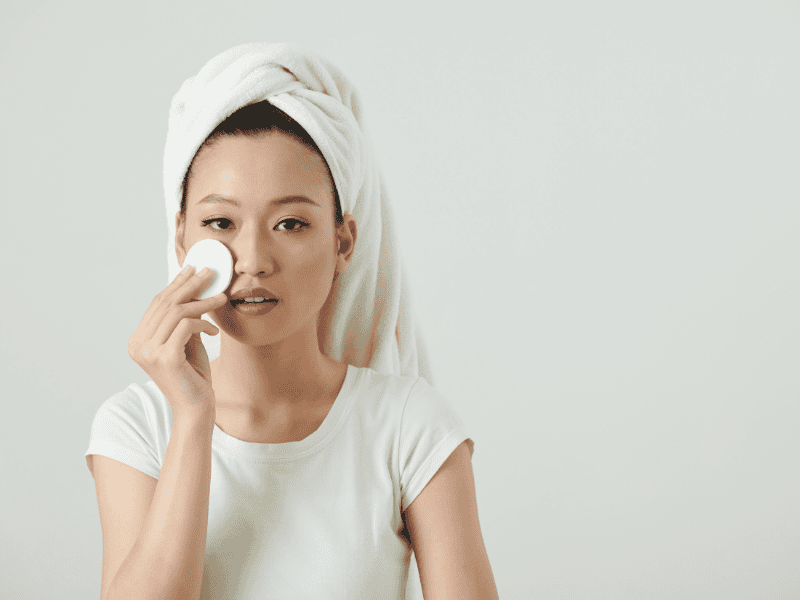 Nước hoa hồng có thể dùng ở nhiều thời điểm khác nhau trong ngày, tùy thuộc vào nhu cầu và tình trạng da
