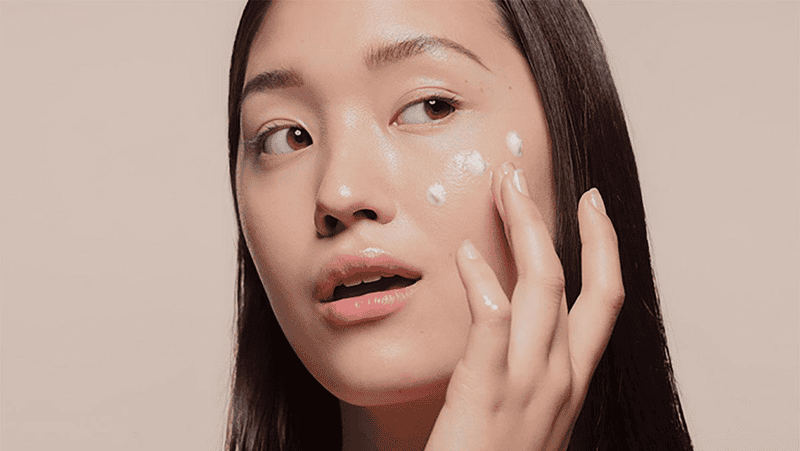 Chấm kem thành từng điểm nhỏ trên da