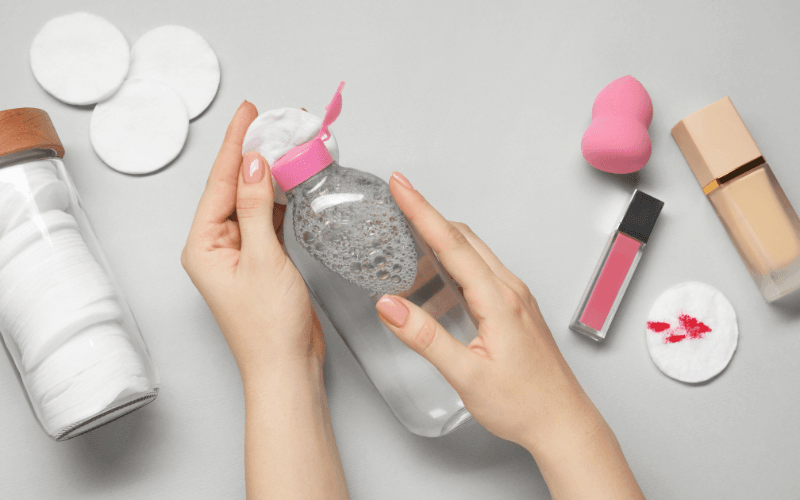 Trong các món đồ skincare cơ bản, tẩy trang là sản phẩm đầu tiên bạn cần có dù có trang điểm hay không