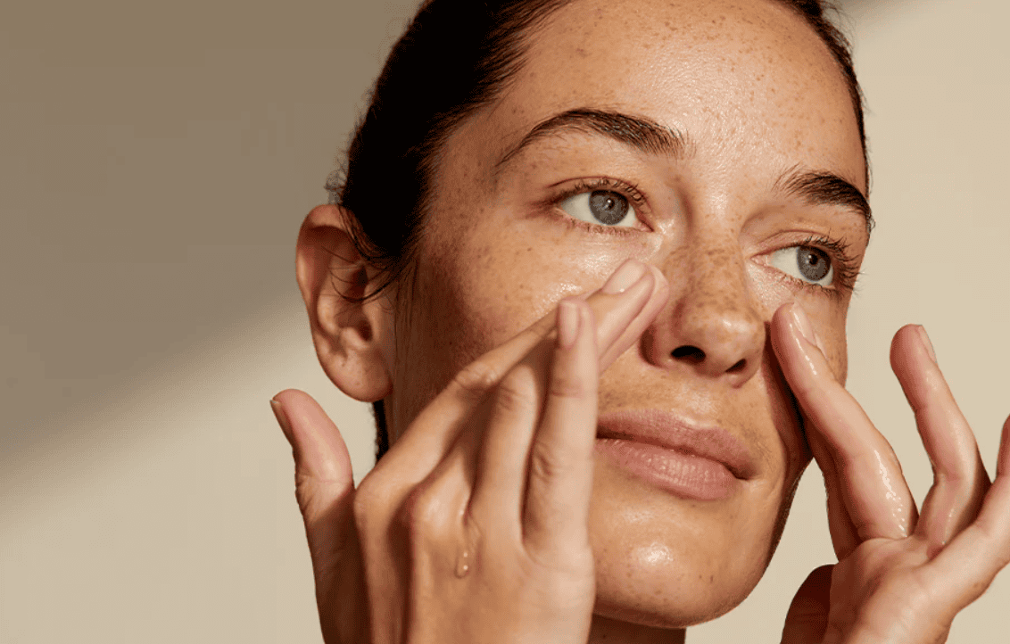 dùng dầu tẩy trang bị nổi mụn hình 2.png