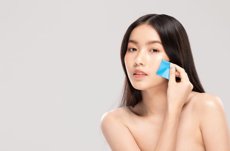Nên tham khảo ý kiến bác sĩ da liễu để hạn chế tình trạng da đổ dầu