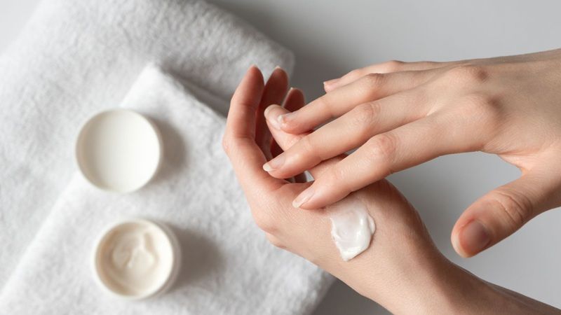 Lựa chọn sai loại kem dưỡng ẩm có thể khiến da bị đổ dầu