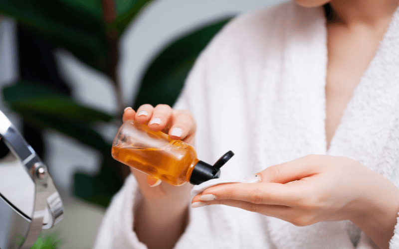 Giữa bước nước hoa hồng (toner) và nước thần (essence), nên đợi khoảng 20 – 30 giây