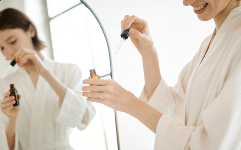 nguyên tắc cốt lõi trong việc sử dụng serum là: Dùng serum sau bước làm sạch và cân bằng da trước bước dưỡng ẩm và bảo vệ da