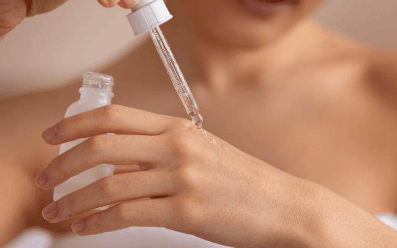 Bạn có thể dùng serum vào buổi sáng, buổi tối hoặc cả hai, tùy theo loại serum và mục đích chăm sóc da