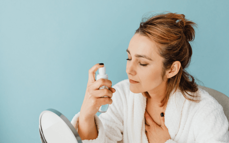Đa số chuyên gia da liễu đều khuyến nghị sử dụng xịt khoáng trước serum, đây là bước đệm quan trọng giúp làn da hấp thụ dưỡng chất từ serum