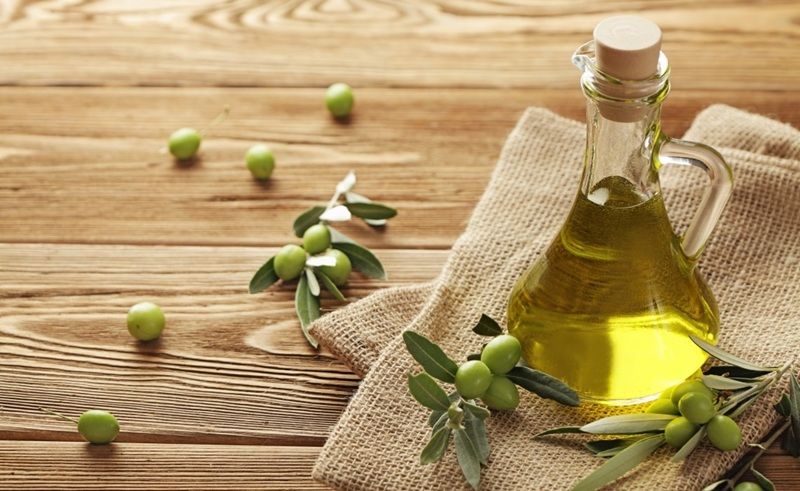 Da dầu, da mụn không có nên dùng dầu oliu qua đêm 