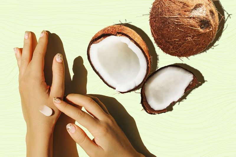 Bạn có thể dùng dầu dừa như một sản phẩm dưỡng tay hàng ngày