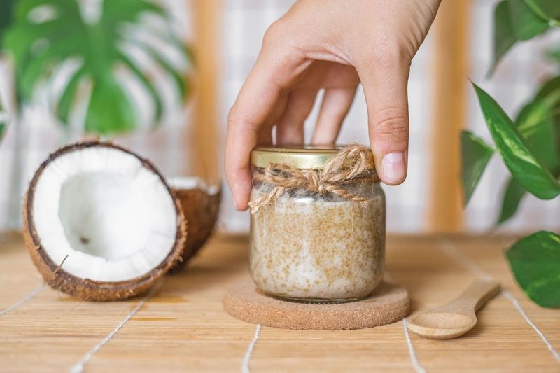 Sự kết hợp hoàn hảo giữa dầu dừa và đường tạo nên một liệu pháp chăm sóc da tay toàn diện