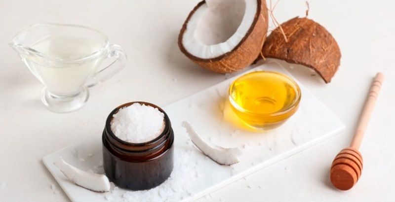 Bạn có thể trộn mật ong nguyên chất với dầu dừa theo tỉ lệ 1:2 trong bát nhỏ