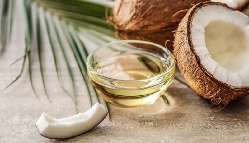 Dầu dừa có kết cấu đặc và chứa nhiều axit béo bão hòa