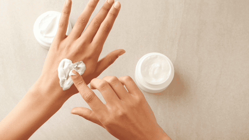 Bạn có thể chọn các sản phẩm có chứa Glycerin, bơ hạt mỡ hoặc dầu tự nhiên để cung cấp độ ẩm và làm mềm da tay