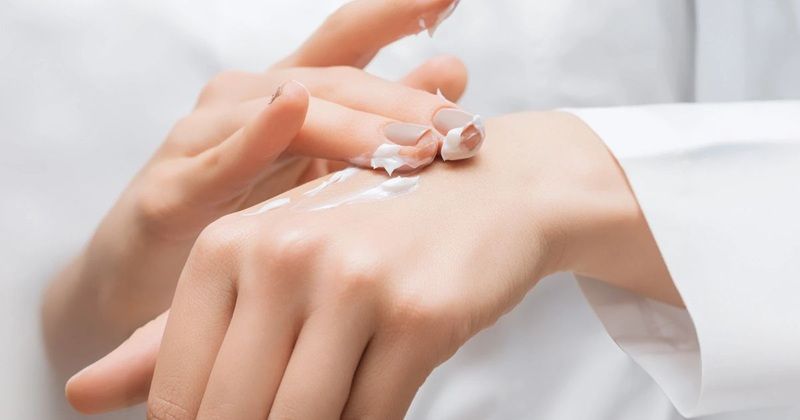 Sau khi rửa tay và da còn hơi ẩm, bạn hãy sử dụng kem dưỡng để khóa ẩm