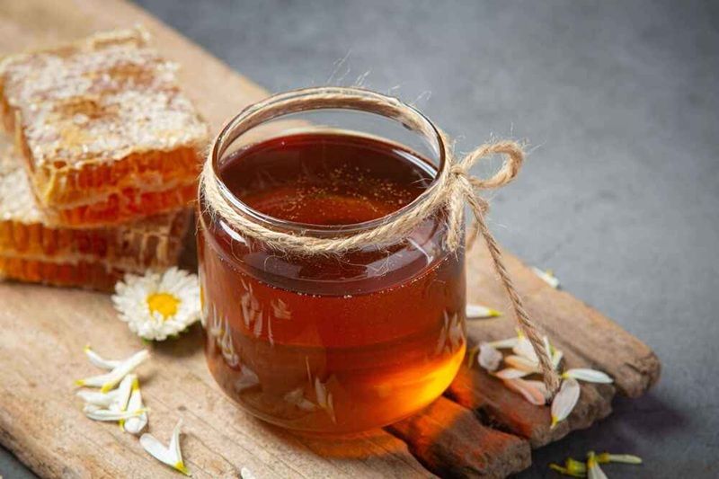 Dưỡng môi bằng mật ong qua đêm là lựa chọn được nhiều người yêu thích