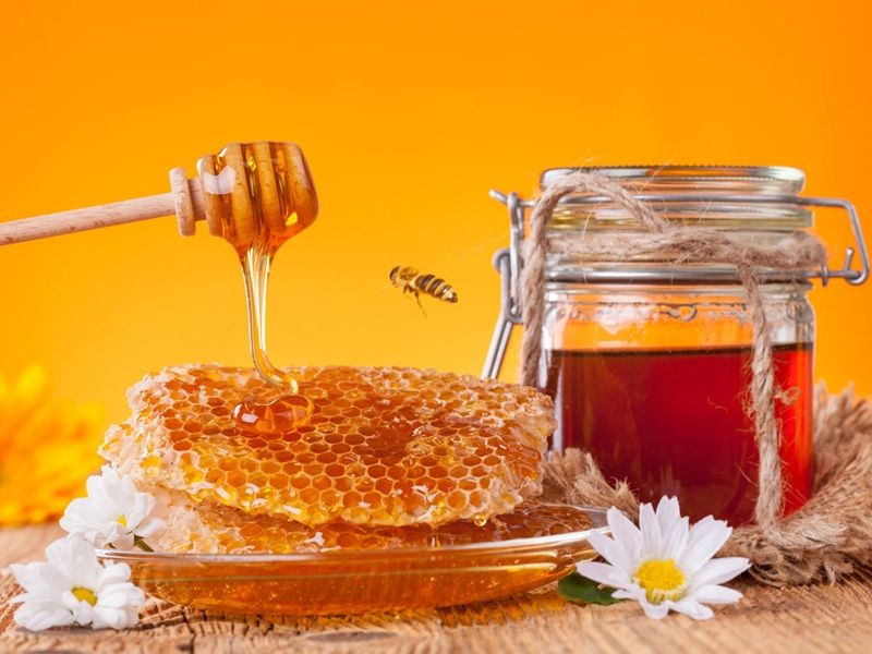 Mật ong có vị ngọt và dễ thu hút kiến nếu môi trường xung quanh có kiến