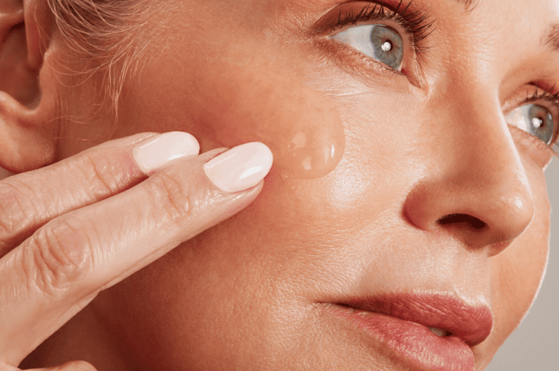 Gel dưỡng ẩm hoạt động bằng cách cấp nước trực tiếp cho lớp biểu bì và tăng khả năng giữ ẩm của da, không gây bít tắc lỗ chân lông