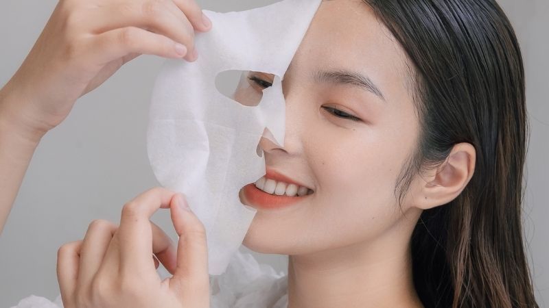 Mặt nạ giấy là loại mặt nạ chăm sóc da được làm từ các chất liệu như giấy, cotton, sợi không dệt, sợi tre hoặc biocellulose