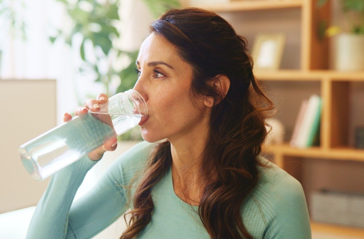 Uống đủ nước là cách duy trì hàng rào bảo vệ da khỏe mạnh