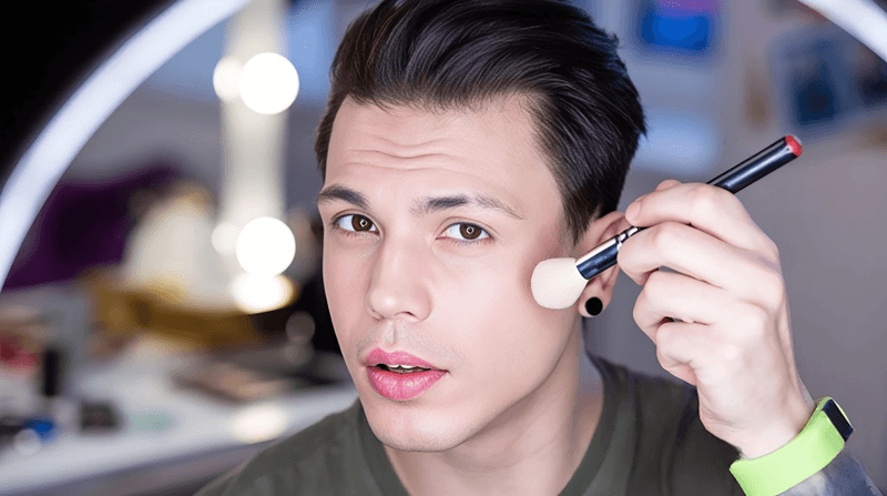 Nam giới nên chọn phong cách nhẹ nhàng, tự nhiên nhưng vẫn đảm bảo sự chỉn chu khi trang điểm đi học, đi làm