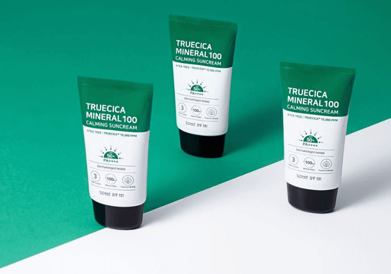 Some By Mi Truecica Mineral Calming Tone-up Suncream SPF50+ được nghiên cứu dành riêng cho làn da mụn và nhạy cảm, làm dịu các nốt mụn sưng viêm