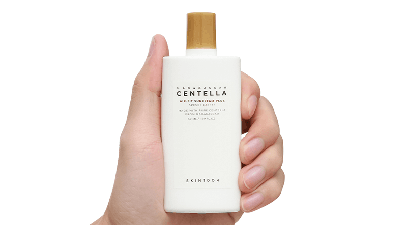 Skin1004 Madagascar Centella Air-fit Suncream Plus SPF50+ là gợi ý phù hợp nhờ bảng thành phần an toàn cùng hiệu ứng nâng tone nhẹ