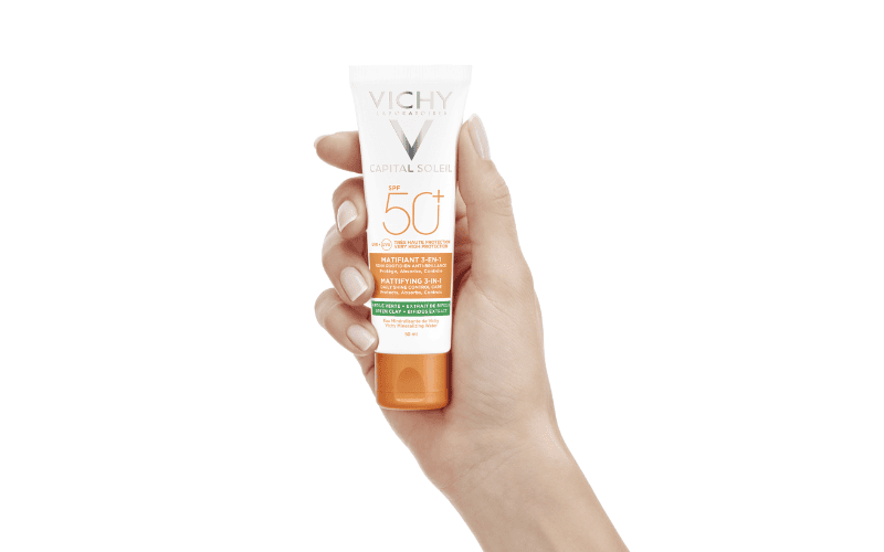Vichy Capital Soleil Mattifying 3-in-1 SPF50+ luôn nằm trong top được yêu thích nhờ khả năng kiềm dầu vượt trội