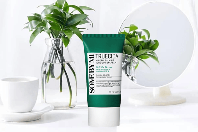 Some By Mi Truecica Mineral Calming Tone-up Suncream SPF50+ PA++++ hướng đến những người có làn da cần được làm dịu, muốn nâng tông một cách tự nhiên