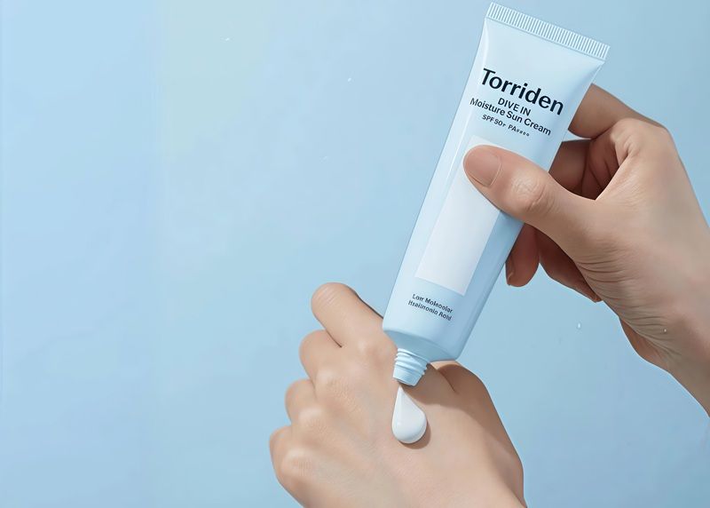 Torriden DIVE-IN Watery Moisture Sun Cream SPF50+ PA++++ là gợi ý nhẹ dịu, thiên về cấp ẩm